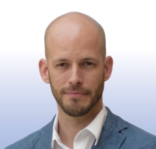 Portrait of Nil Larom, partner at 2 Eggs Advisory