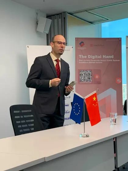 Johnny Browaeys presenting at a Europe–China business briefing