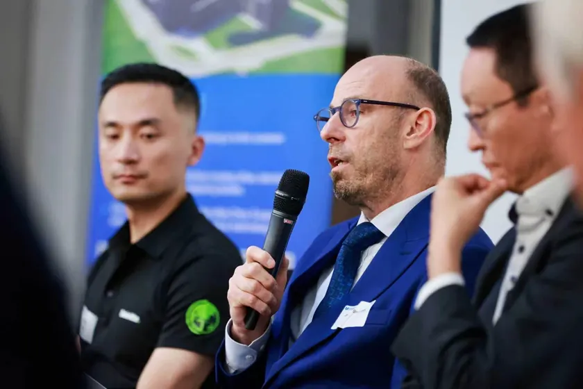 Johnny Browaeys speaking on a panel