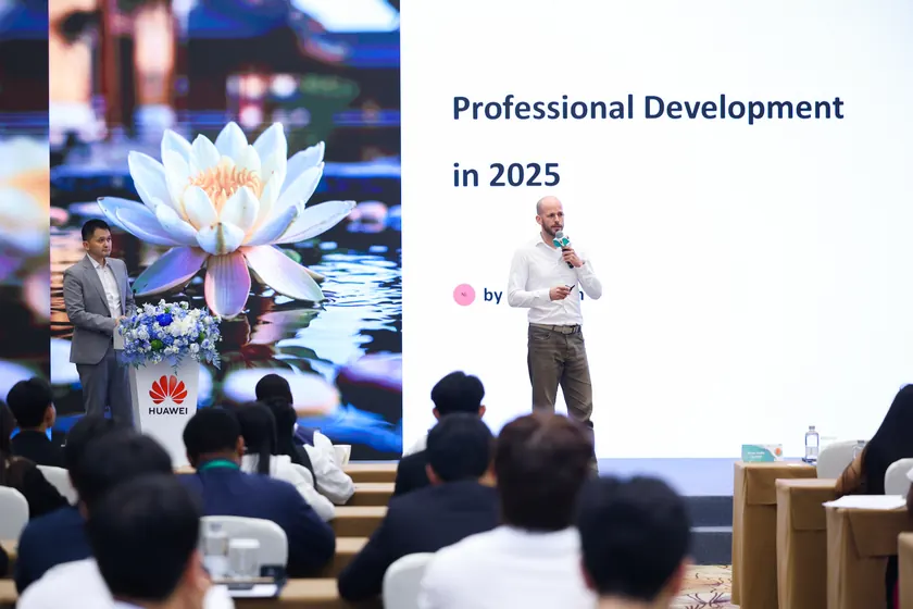 Nil Larom speaking on professional development in 2025
