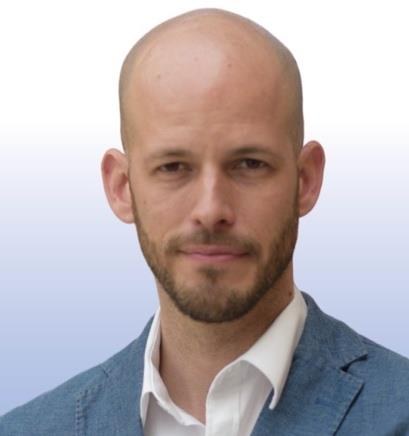 Portrait of Nil Larom, partner at 2 Eggs Advisory